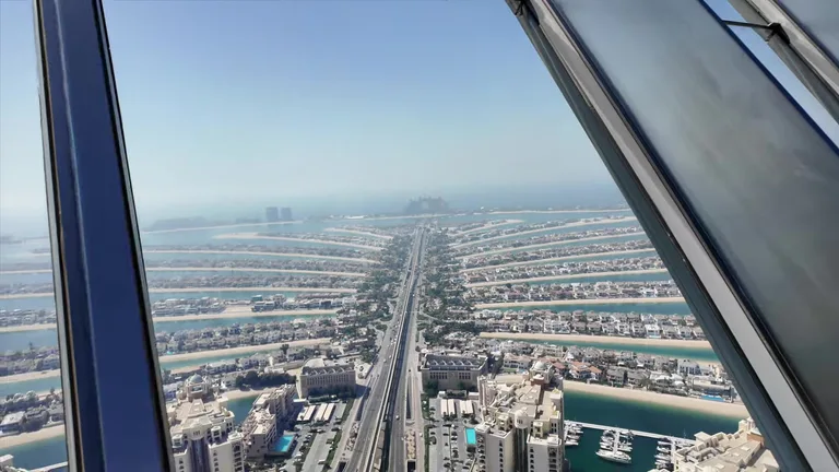 Панорама центральной магистрали острова Пальма Джумейра, ведущей к отелю Atlantis в северной части архипелага.