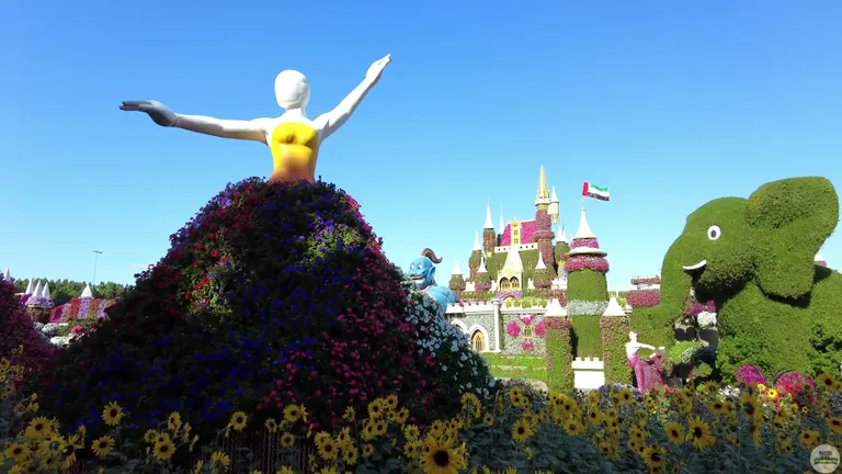 Сложный ландшафтный дизайн с использованием петуний и других растений на территории парка цветов.