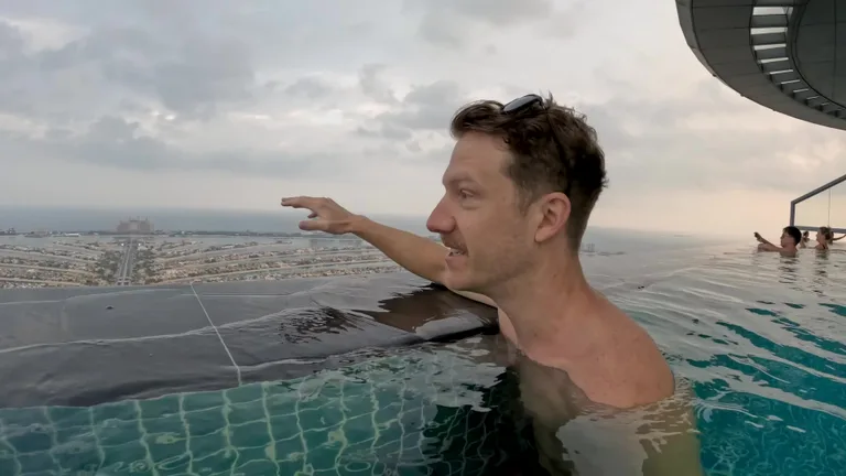 Масштабный вид сверху на разбросанные искусственные острова в Персидском заливе во время вечернего заката.