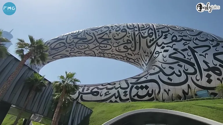 Футуристическое здание Музея будущего в форме тора, украшенное стальными панелями с арабской каллиграфией.