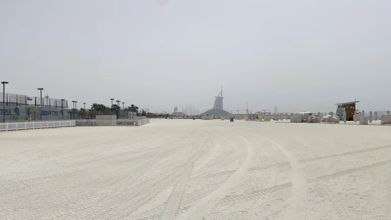 Инфраструктура пляжа Kite Beach включает душевые кабины, раздевалки и пункты проката спортивного инвентаря.