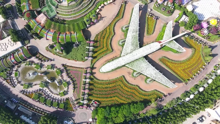 Посетители могут подняться на смотровые площадки, расположенные на 124, 125 и 148 этажах этого 828-метрового небоскреба.