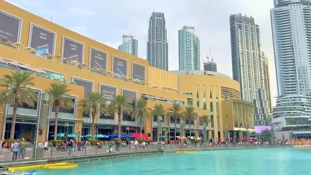 Вид на пристань для яхт и современные жилые здания в популярном туристическом районе.