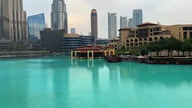 Сочетание традиционной архитектуры рынка Сук Аль-Бахар и современных небоскребов на берегу искусственного озера.