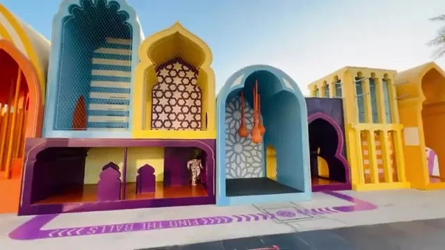 Яркая архитектурная инсталляция со стилизованными арабскими арками и геометрическими узорами на смотровой площадке набережной.